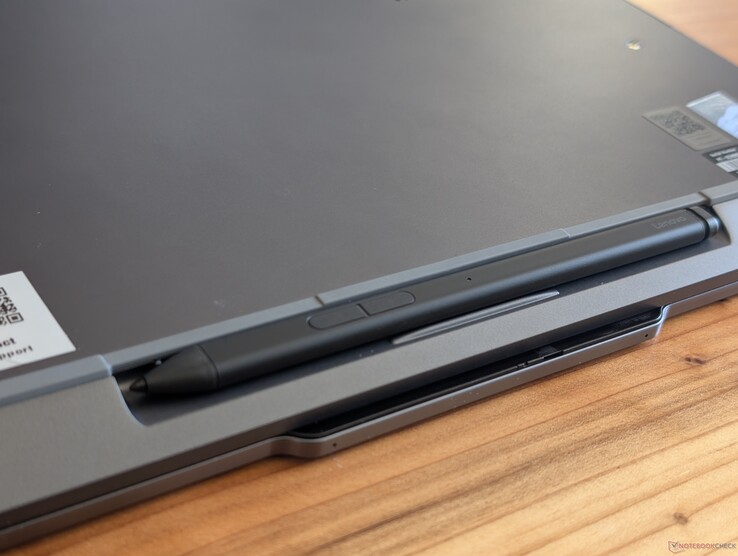 Der Slim Pen 2 sitzt sicher und bündig in der Aussparung