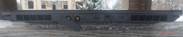 Hinten: XMG Oasis, HDMI 2.1 (G-Sync) USB-C 3.2 Gen2 (DisplayPort, kein PD), RJ45 2,5 GBit, Netz