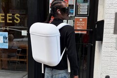 Mit dem AirPack präsentiert Bravest Studios einen Rucksack im AirPods-Design. (Bildquelle: Bravest Studios)