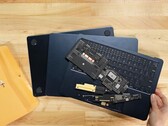 Das MacBook Air besteht nur aus einigen wenigen Komponenten, der Speicher ist am Mainboard verlötet. (Bild: iFixit)