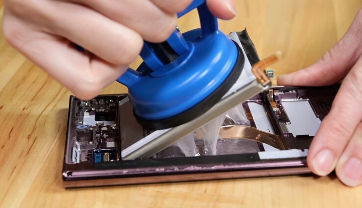 Akkus zu tauschen gestaltet sich wegen des großzügigen Einsatzes von Klebstoff vergleichsweise schwierig. (Bild: iFixit)