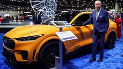 Präsident Biden in Detroit neben einem Mustang Mach-E (Bild: Reuters)