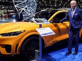 Präsident Biden in Detroit neben einem Mustang Mach-E (Bild: Reuters)