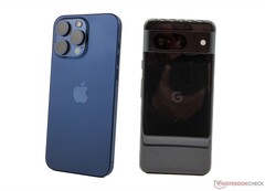 Das Google Pixel 8 und das Apple iPhone 15 Pro Max können in der DxOMark Akku-Analyse nicht ganz überzeugen. (Bild: Notebookcheck)