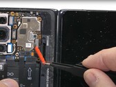Oppo Find N: Im recht brutalen Teardown-Video von JerryRigEverything werden erstaunlich viele Dichtungen gegen das Eindringen von Wasser entdeckt.