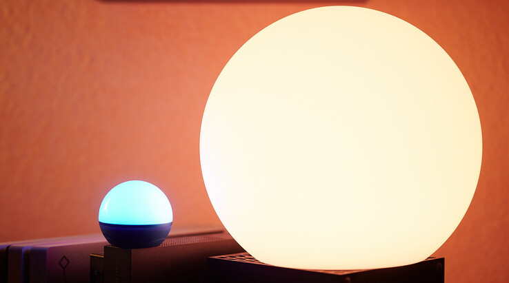 Größeneinordnung: Eve Flare (rechts) neben einer Olight Obulb und auf einer Xbox Series X. (Foto: Andreas Sebayang/Notebookcheck.com)