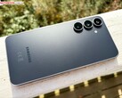Der Nachfolger des abgebildeten Samsung Galaxy S25 FE soll kaum Design-Änderungen erhalten.