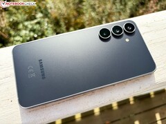 Der Nachfolger des abgebildeten Samsung Galaxy S25 FE soll kaum Design-Änderungen erhalten.