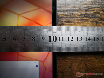 Sehr schmale seitliche Einfassungen. Die oberen und unteren Einfassungen sind viel dicker