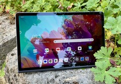 Dank integriertem Kickstand kann das Lenovo Tab Plus auch ohne Case hingestellt werden (Bildquelle: Manuel Masiero)