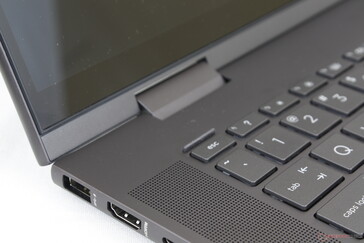 Die Scharniere sind starr genug und knarzen nicht, halten das Display bei großen Öffnungswinkeln jedoch weniger gut fest.