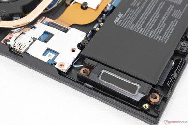 Beim FX507 wurden die runden Stereolautsprecher des FX506 durch rechteckige ersetzt.