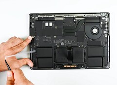 Das MacBook Pro mit Apple M5 erhält nur minimale Reparatur-Verbesserungen. (Bildquelle: iFixit)