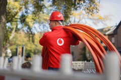 Vodafone-Mitarbeiter verlegt Kabel (Bildquelle: Vodafone)