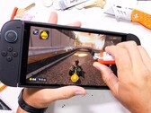 Die Nintendo Switch 2 zeigt sich relativ robust, abgesehen vom zu weichen Display. (Bildquelle: JerryRigEverything)