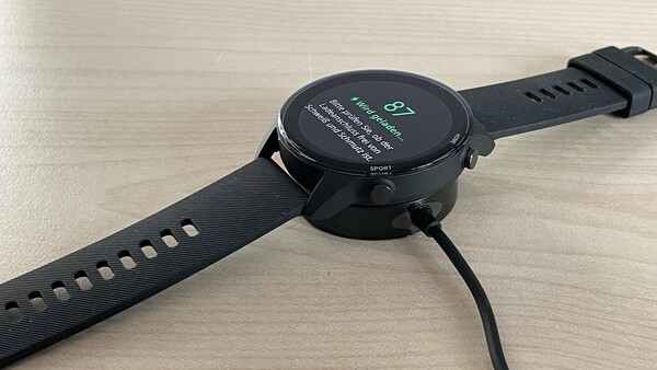 In unserem Test musste die Xiaomi Mi Watch spätestens alle 10 Tage aufgeladen werden (Bild: Inge Schwabe)