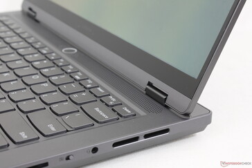 Die Steifigkeit der Scharniere ist bei kleineren Öffnungswinkeln zufriedenstellend, nimmt bei größeren Winkeln allerdings zunehmend ab