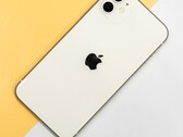 iPhone: Auslieferung ohne Netzteil sorgt für juristische Probleme (Bild: Vựa Táo)