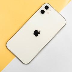 iPhone: Auslieferung ohne Netzteil sorgt für juristische Probleme (Bild: Vựa Táo)