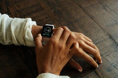 Apple hat eine Smartwatch entwickelt, bei der die Kamera direkt in der digitalen Krone sitzt. (Bild: Luke Chesser)