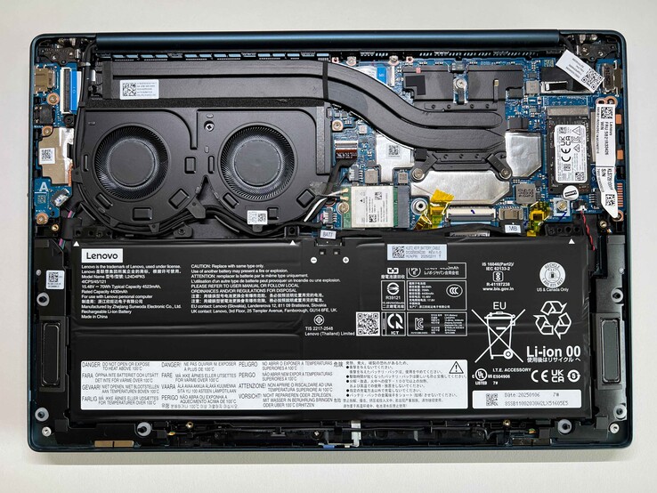 Yoga Slim 7 14AKP G10 zum Vergleich. Obwohl die beiden Modelle äußerlich identisch sind, gibt es im Inneren einige Unterschiede.