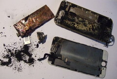 Bild: lahab | Komplett ausgebranntes iPhone.