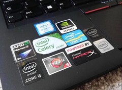 Sticker auf einen Laptop zu kleben, kann dem Hersteller einen Rabatt bescheren. (Bild: u/ImMadeOutOfStalinium)