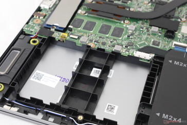 Der freie Raum unter der rechten Handballenauflage hätte für eine zusätzliche Speichererweiterung oder auch einen größeren Akku genutzt werden können.