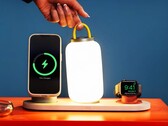 Das Ladegerät von DailyObjects kann auch eine tragbare Lampe laden.