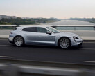 Laut Test kommt der Porsche Taycan Turbo Sport Turismo bei einer Autobahn-Geschwindigkeit von über 250 km/h auf eine Reichweite von knapp 130 Kilometern (Bild: Porsche)