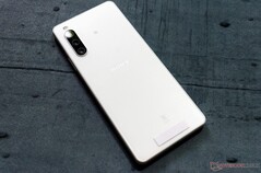 Das Sony Xperia 10 IV ist noch kompakter als sein Vorgänger. (Bild: Notebookcheck)