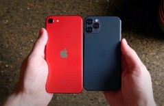 In einem ersten YouTube-Video sind bereits sehr realistische Dummies der unterschiedlichen iPhone 12-Modelle zu sehen. (Bild: iUpdateOS, YouTube)