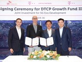 Die Vertreter der Gründerunternehmen bei der Unterzeichnung des Vertrags (Quelle: SK Telecom)