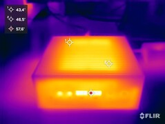 Asus ExpertCenter PN42 beim Stresstest (Vorderseite)