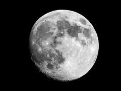 Mond im Weltraum (Symbolbild: TheOtherKev - Pixabay)