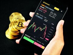 Weder Binance noch Coinbase wollen Crypto-Nutzer aus Russland von ihren Handelsplattformen verbannen (Bild: Kanchanara)