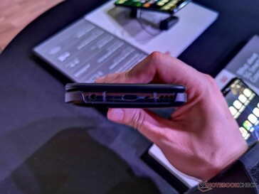 Die Unterseite des Smartphones mit Hülle