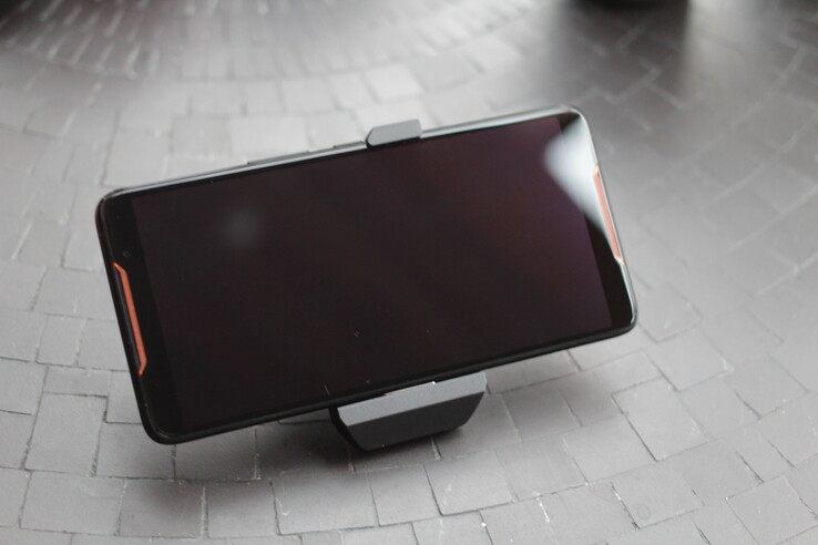 Asus ROG Phone mit aufgesetztem Kühlmodul