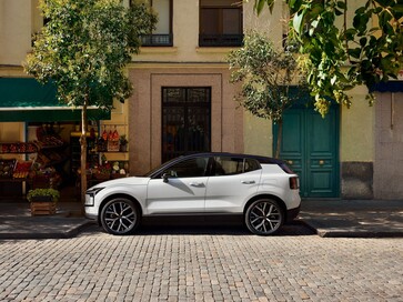 Mit der neuen Summer Edition startet der Volvo EX30 in die warme Jahreszeit. Mit im Gepäck hat das Sondermodell des kompakten Elektro-SUV ein stylishes neues Interieur, attraktive 20-Zoll-Felgen und komfortable Extras, die auch im Winter nützlich sind.