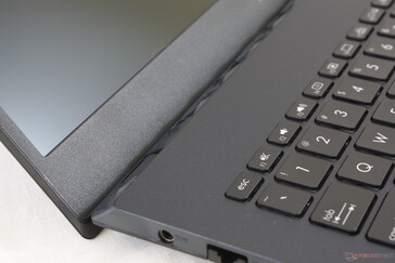 Der Boden wird leicht angehoben, wenn der Deckel ganz geöffnet wird