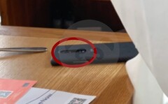 Das OnePlus 7 Pro zeigt sich in einem offiziellen Bild des CEO Pete Lau mit Triple-Cam an der Rückseite.