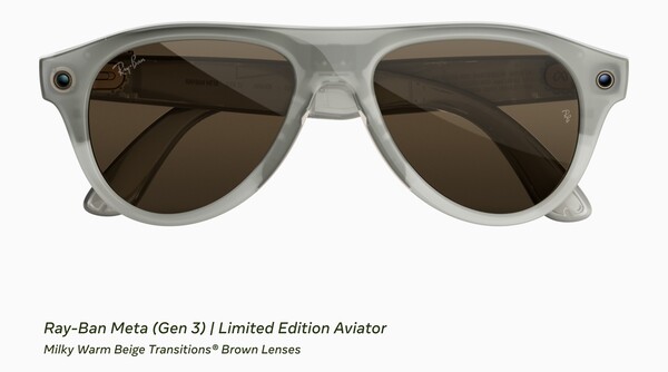 Die Ray-Ban Meta (Gen 3) Limited Edition Aviator verfügt über einen milchig-warmen, beigen Rahmen und braune selbsttönende Gläser