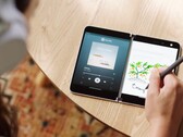 Das Microsoft Surface Duo soll früher oder später ein Update auf Android 12L erhalten. (Bild: Microsoft)
