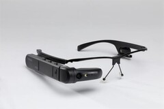 Toshiba dynaEdge: Datenbrille mit Windows 10 vorgestellt