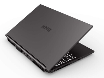 Beim XMG Core 15 finden sich einige Anschlüsse auf der Rückseite (Bild: Schenker Technologies)