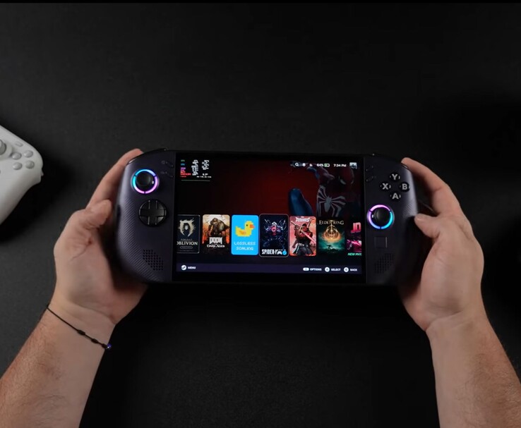 Lenovo Legion Go S Handheld mit SteamOS-Oberfläche zeigt mehrere Spiele. (Bildquelle: ETA PRIME via YouTube)