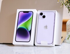 Viele Nutzer eines Apple iPhone berichten von einer kürzeren Akkulaufzeit seit dem Update auf iOS 16. (Bild: Thai Nguyen)