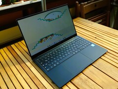 Schlank, leicht, Aluminiumgehäuse: Samsung Galaxy Chromebook Plus (Bild: Marc Herter)