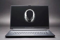 Das Alienware m15 Ryzen Edition R5 ist wahlweise mit einem 360 Hz schnellen 1.080p-Display oder aber mit einem 240 Hz QHD-Panel erhältlich. (Bild: Dell)
