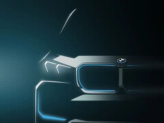 Abgesehen von diesem Teaser gibt es noch keine echten Bilder vom BMW iX1, dessen Reichweite und Stromverbrauch nun aber immerhin bekannt sind (Bild: BMW)